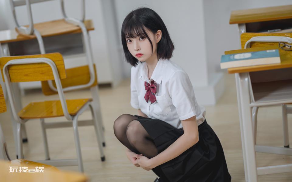 教室里cosplay短發(fā)女生jk制服高清壁紙